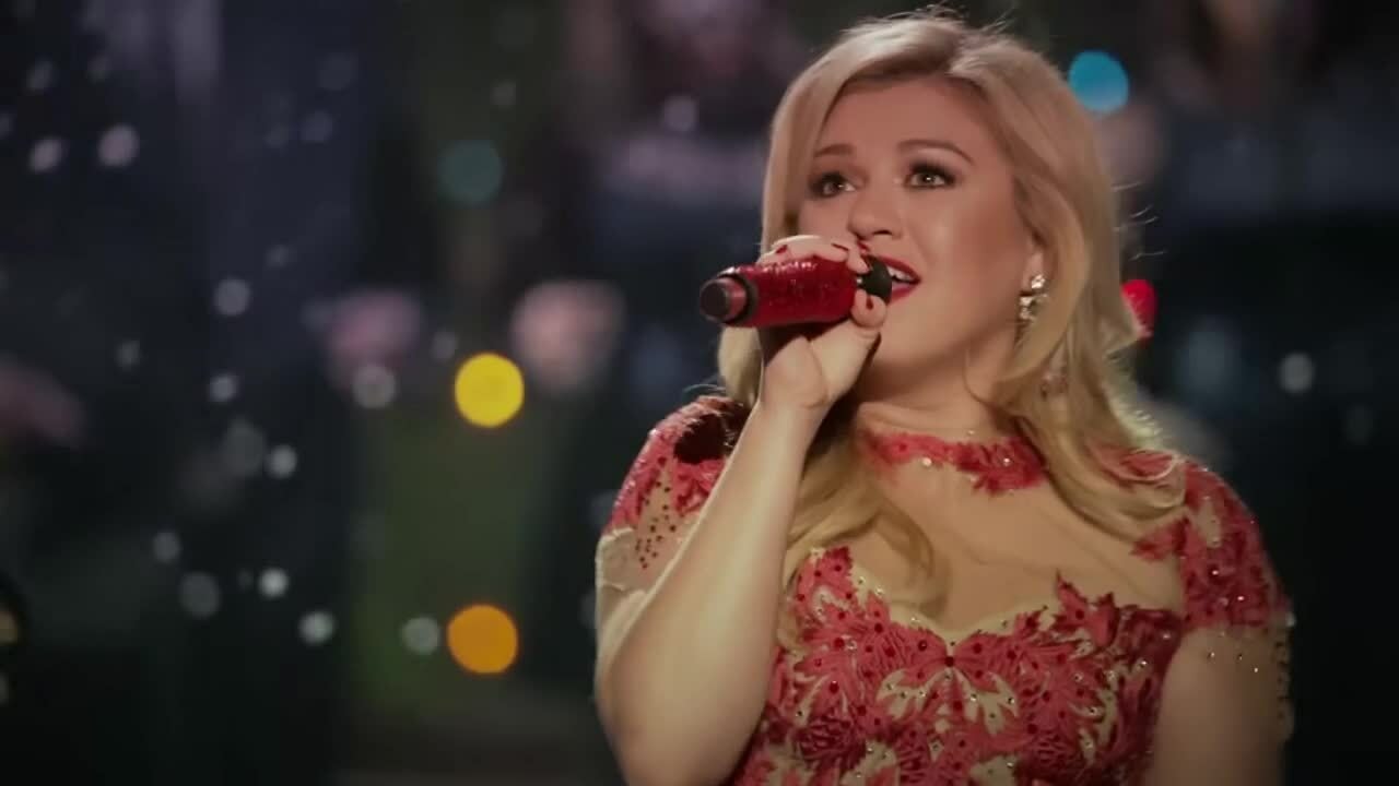Kelly Clarkson hát ca khúc