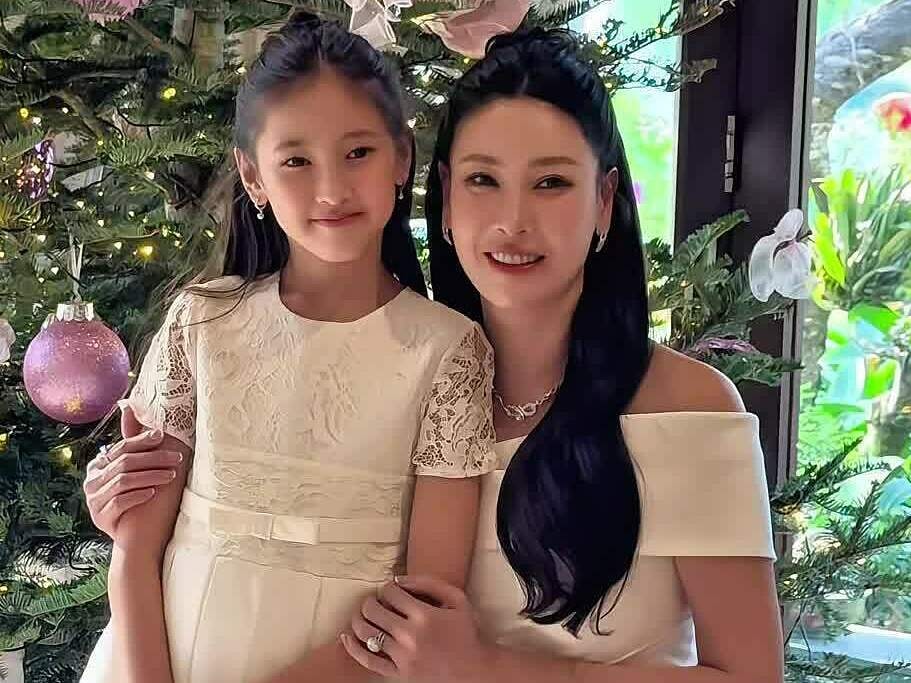 Hà Kiều Anh cùng các con chụp hình Giáng sinh