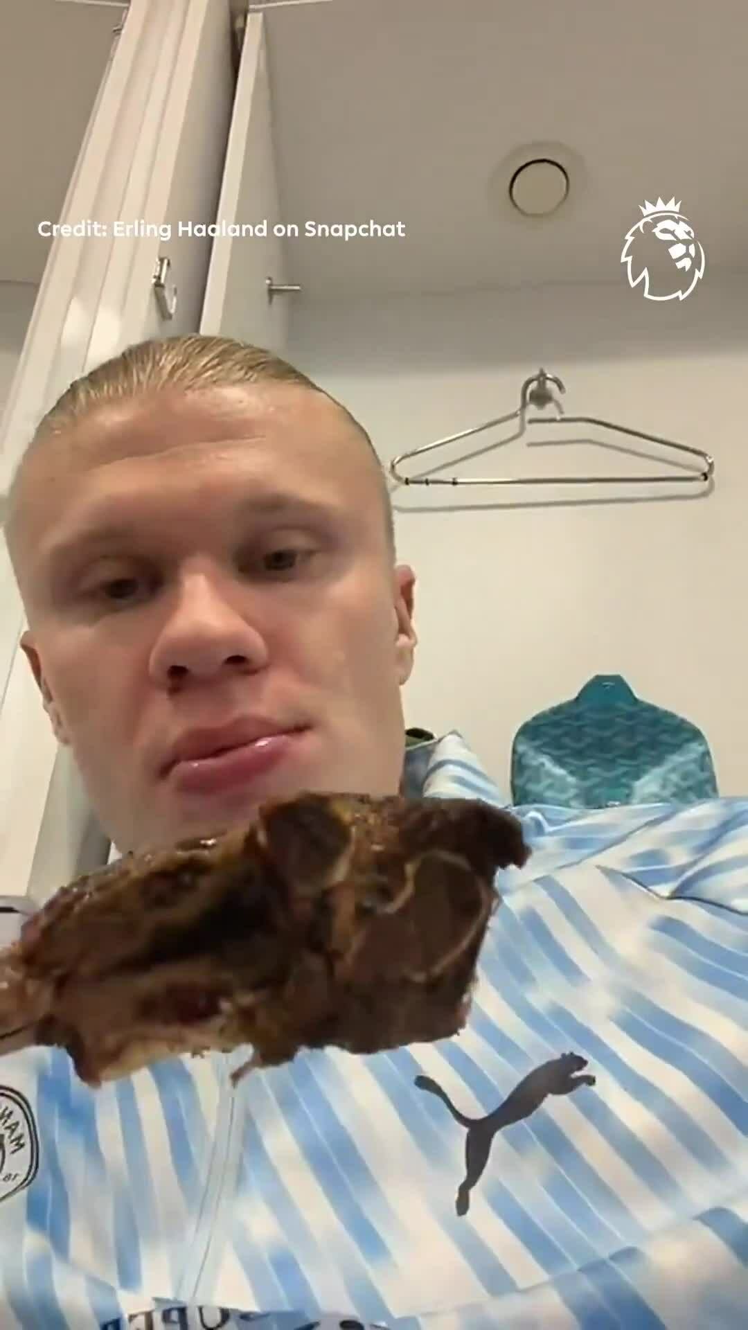 Haaland ăn thịt nướng sau khi qua mặt Ronaldo