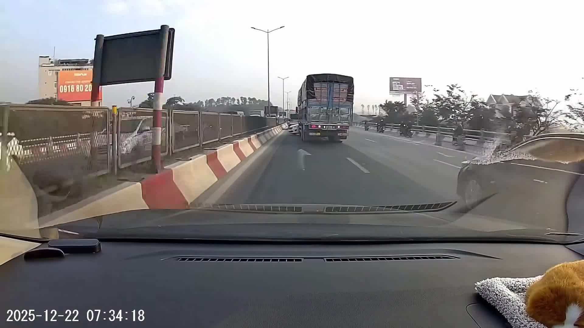 Chuyển làn ẩu xe tải ủi xe con xoay ngang