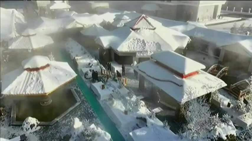 Ông Kim dẫn con gái đi ngắm resort trên núi