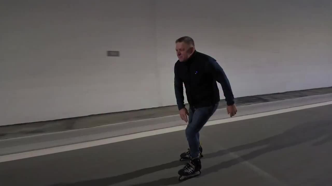 Thủ tướng Slovakia trượt patin khánh thành đường hầm