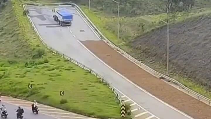 Xe ben mất phanh thoát nạn nhờ đường cứu hộ