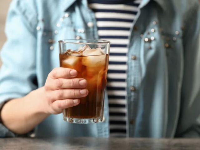 Người phụ nữ 34 tuổi tử vong ngày nào cũng uống thứ nước "vạn người mê" - Ảnh 1.