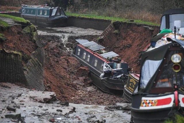"Hố tử thần" nuốt chửng thuyền bè, cả thị trấn náo loạn - Ảnh 3.