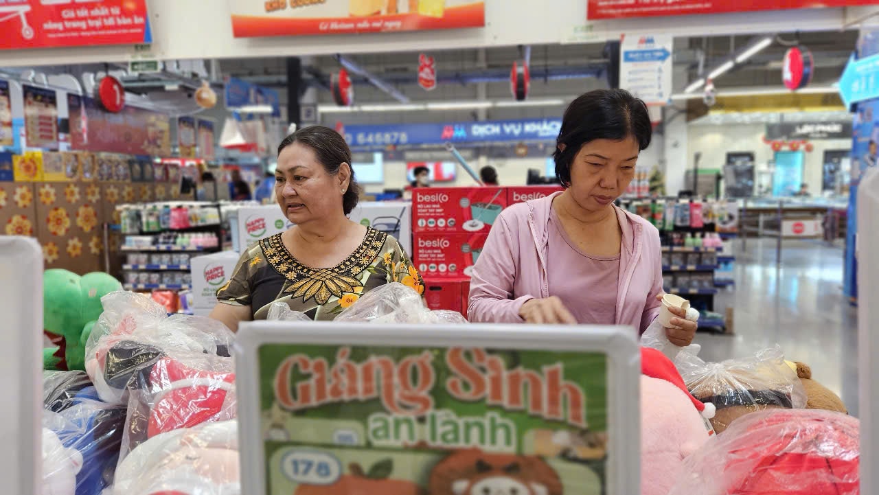 Đồ trang trí Giáng sinh giá "hạt dẻ" xuống phố- Ảnh 7. Đồ trang trí Giáng sinh giá "hạt dẻ" xuống phố- Ảnh 7.