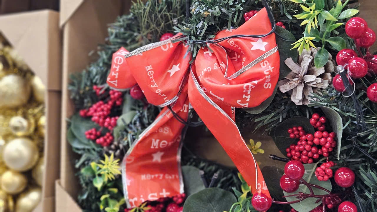 Đồ trang trí Giáng sinh giá "hạt dẻ" xuống phố- Ảnh 9. Đồ trang trí Giáng sinh giá "hạt dẻ" xuống phố- Ảnh 9.