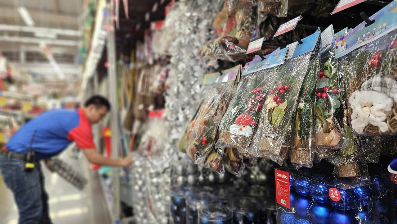 Đồ trang trí Giáng sinh giá "hạt dẻ" xuống phố- Ảnh 5. Đồ trang trí Giáng sinh giá "hạt dẻ" xuống phố- Ảnh 5.