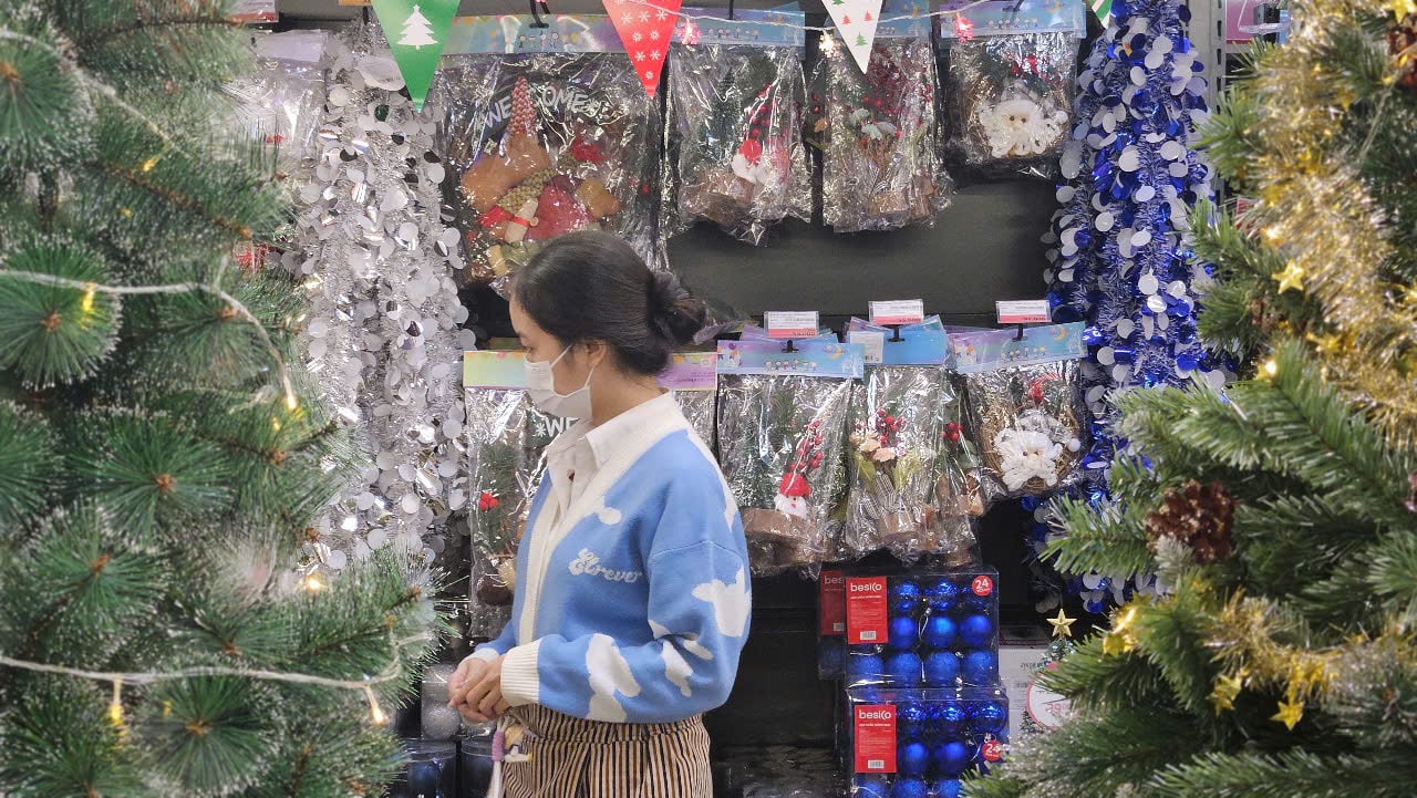 Đồ trang trí Giáng sinh giá "hạt dẻ" xuống phố- Ảnh 6. Đồ trang trí Giáng sinh giá "hạt dẻ" xuống phố- Ảnh 6.