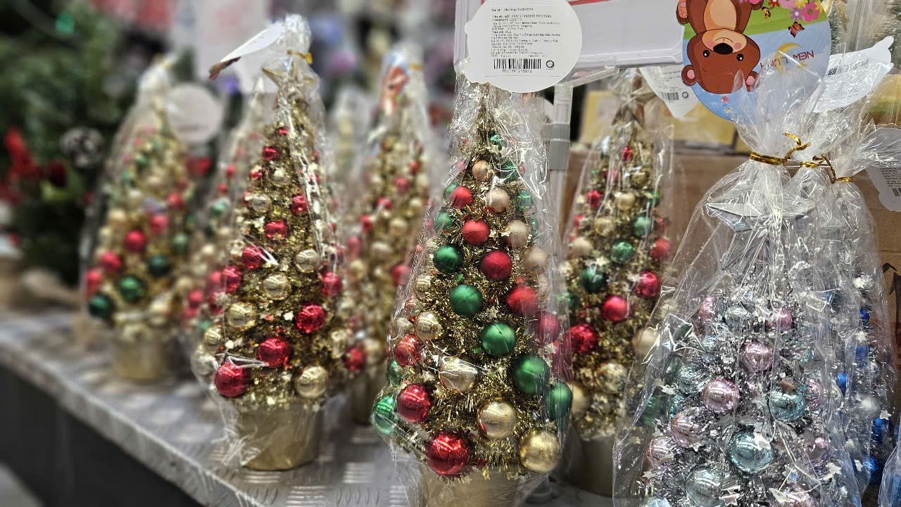 Đồ trang trí Giáng sinh giá "hạt dẻ" xuống phố- Ảnh 3. Đồ trang trí Giáng sinh giá "hạt dẻ" xuống phố- Ảnh 3.