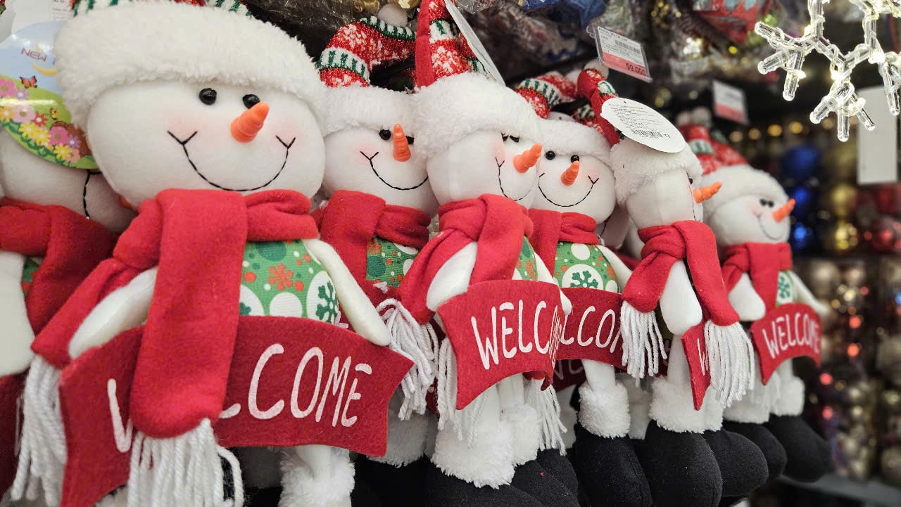 Đồ trang trí Giáng sinh giá "hạt dẻ" xuống phố- Ảnh 8. Đồ trang trí Giáng sinh giá "hạt dẻ" xuống phố- Ảnh 8.