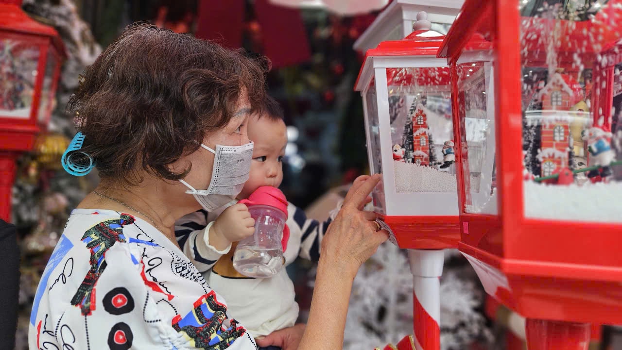 Đồ trang trí Giáng sinh giá "hạt dẻ" xuống phố- Ảnh 1. Đồ trang trí Giáng sinh giá "hạt dẻ" xuống phố- Ảnh 1.