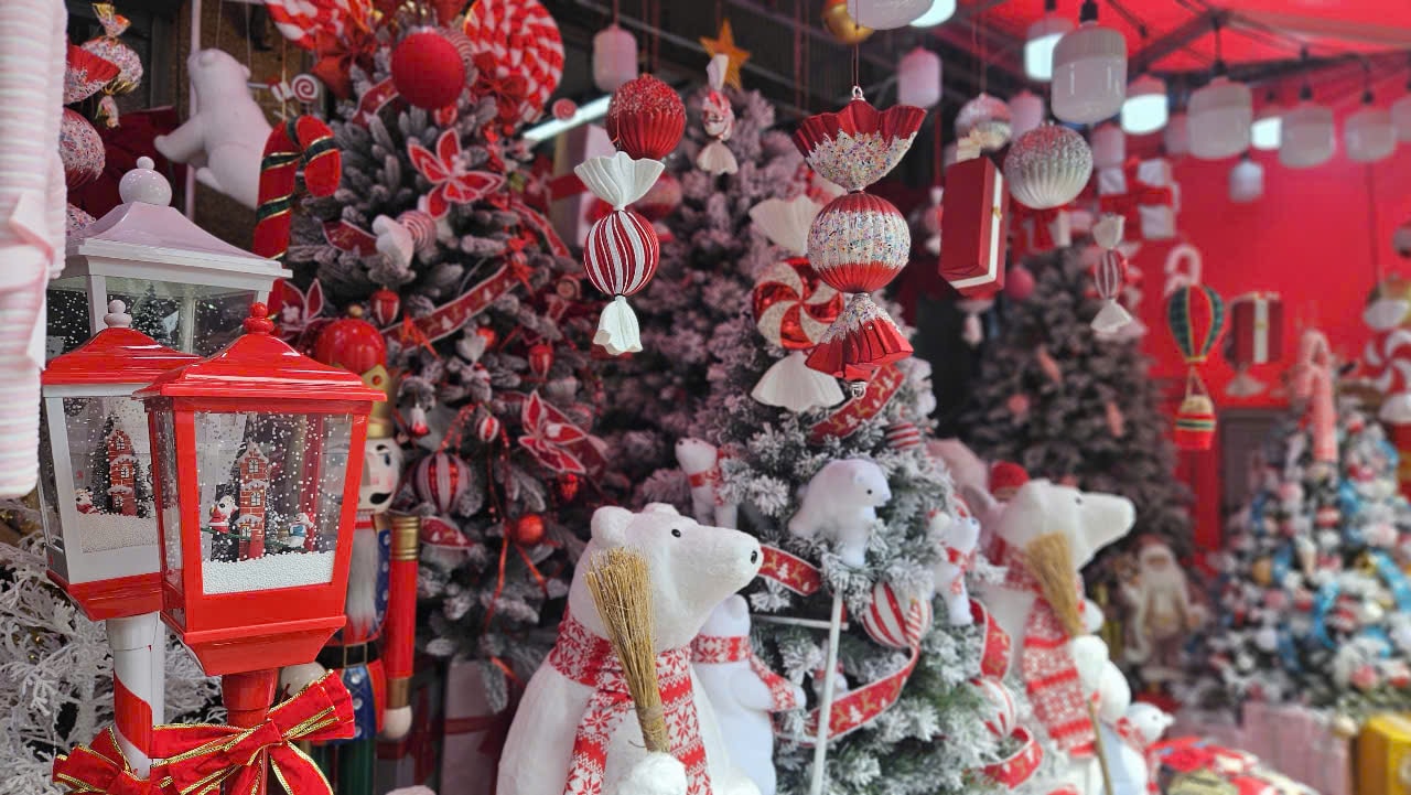 Đồ trang trí Giáng sinh giá "hạt dẻ" xuống phố- Ảnh 2. Đồ trang trí Giáng sinh giá "hạt dẻ" xuống phố- Ảnh 2.