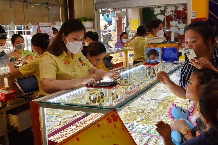 Giá vàng hôm nay 23-12: Vàng thế giới tăng hơn 100 USD, lập kỷ lục mới - Ảnh 1.