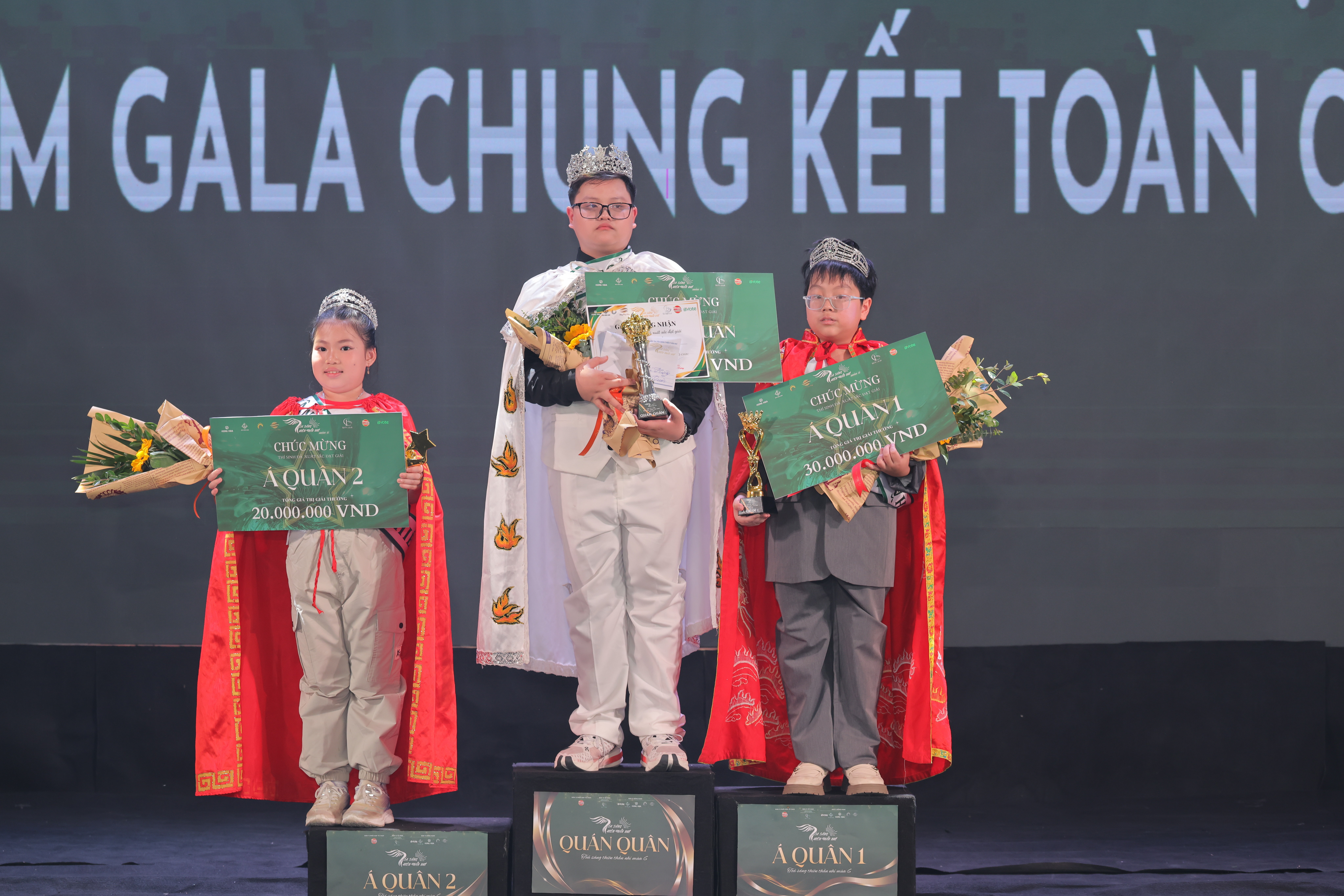 3 thí sinh giành giải cao nhất của cuộc thi.