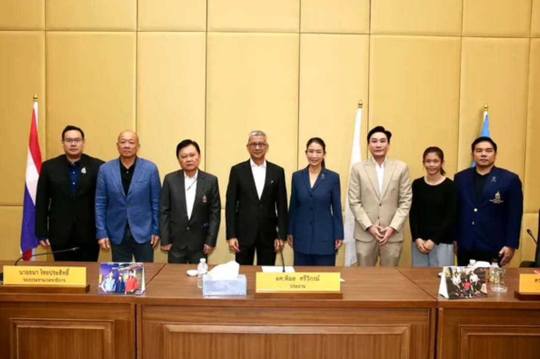 Buổi tiếp nhận đơn khiếu nại chính thức từ võ sĩ Mongkutpetch Phetprapha và ông bầu Nattadej Wachirattanawong. (Nguồn: Siam Sports)