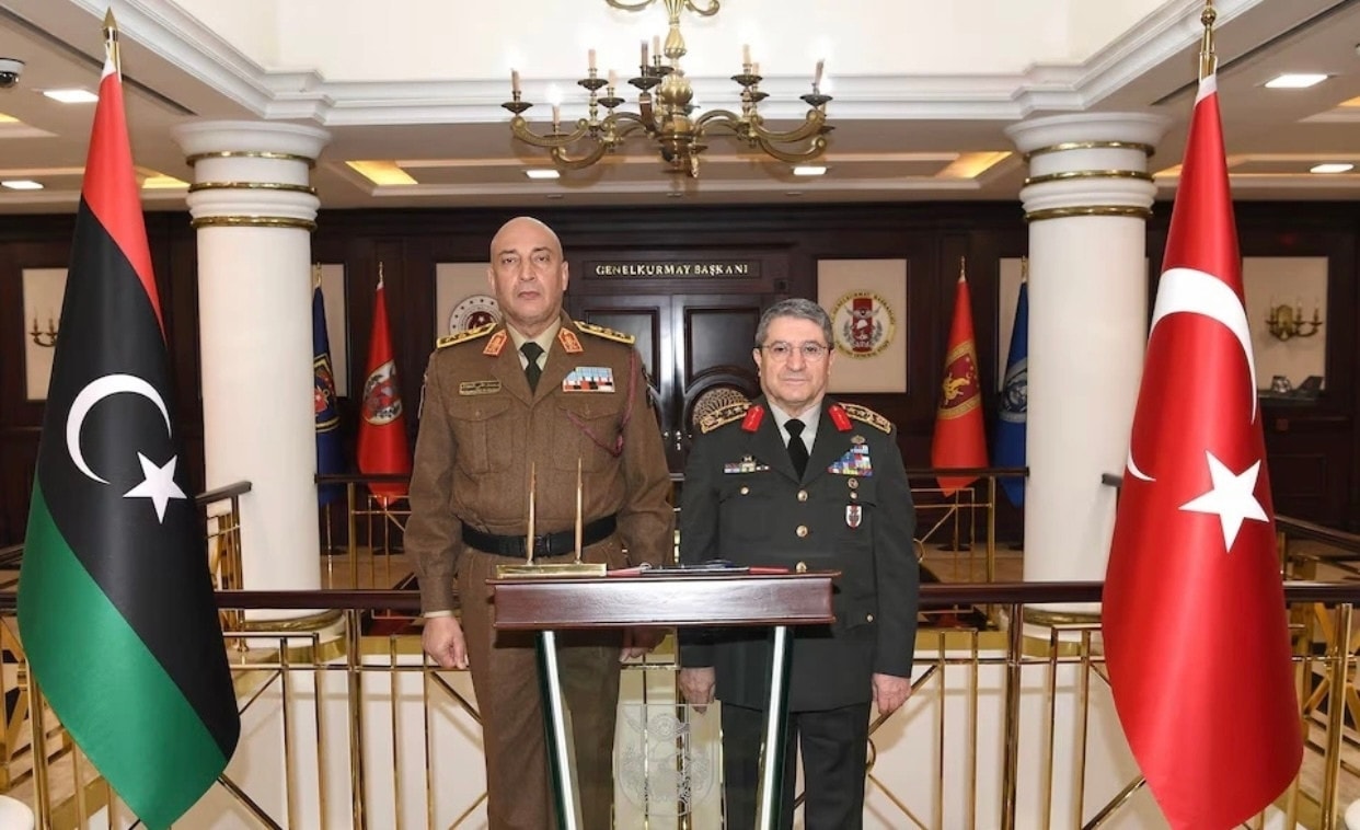 Tổng tham mưu trưởng Libya Al-Haddad (trái) và người đồng cấp Thổ Nhĩ Kỳ Bayraktaroglu. (Ảnh: Reuters)