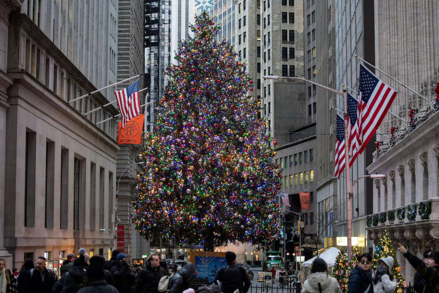 Tại Mỹ, Giáng sinh được xem là một trong những dịp lễ quan trọng và sôi động nhất trong năm. Từ các khu dân cư đến trung tâm mua sắm, không khí lễ hội lan tỏa với ánh đèn rực rỡ, cây thông Noel, hình ảnh ông già Noel và những món quà được chuẩn bị từ sớm. (Ảnh: Reuters)