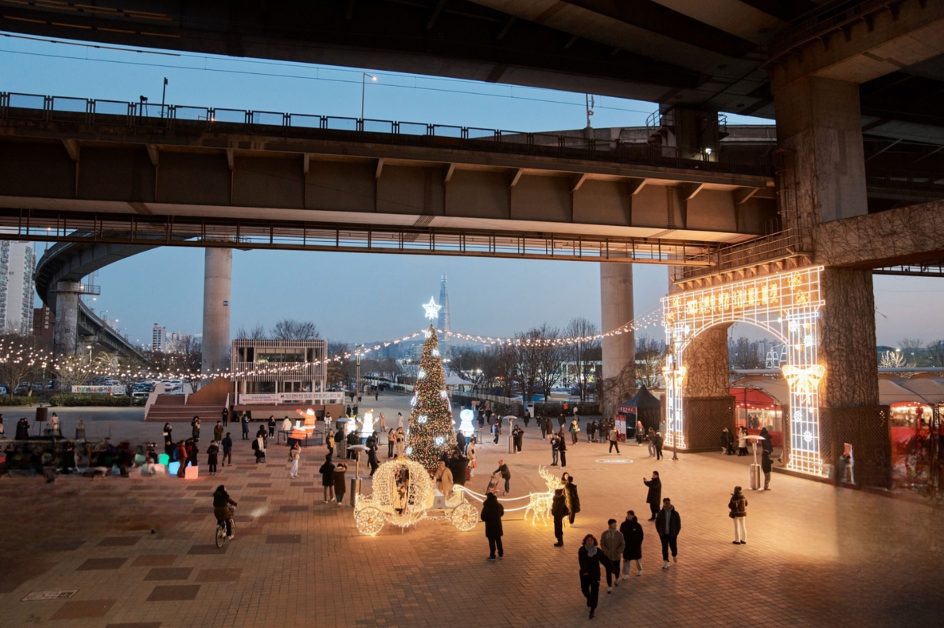 Trải qua nhiều năm, Giáng sinh ở Hàn Quốc đã phát triển từ một nghi lễ tôn giáo nhỏ bé thành một lễ hội rực rỡ để kết thúc năm cũ và chào đón năm mới. (Ảnh: Thủ đô Seoul)