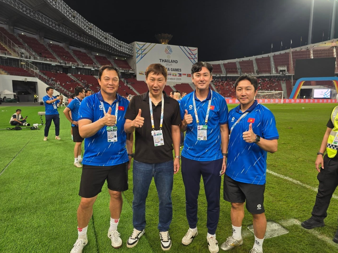 HLV Kim Sang-sik và các trợ lý trong ban huấn luyện.