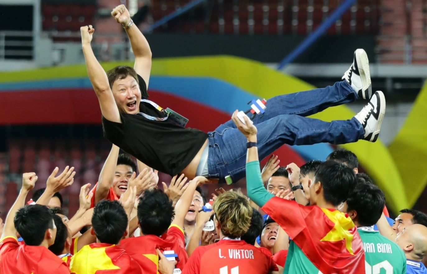 HLV Kim Sang-sik nhận huy chương vàng phiên bản giới hạn vinh danh đóng góp xuất sắc của ông cho bóng đá Việt Nam.