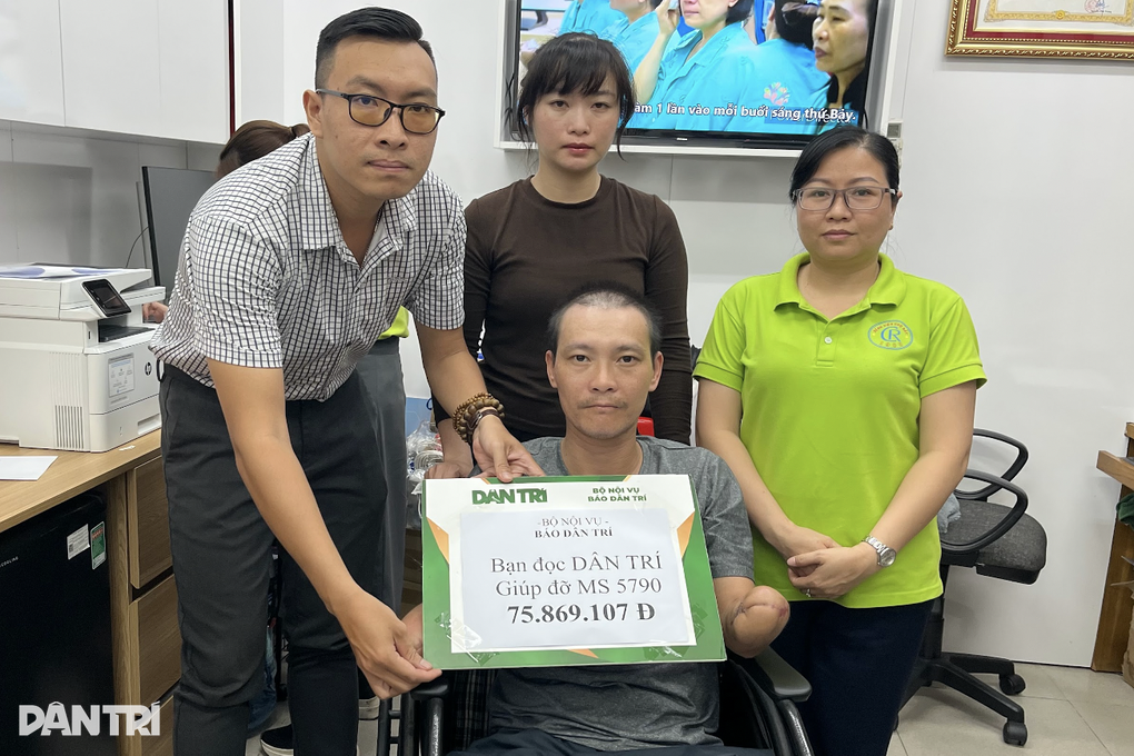 Món quà Giáng sinh nghĩa tình đến với người chồng bị điện giật mất 2 tay - 2 Món quà Giáng sinh nghĩa tình đến với người chồng bị điện giật mất 2 tay - 2