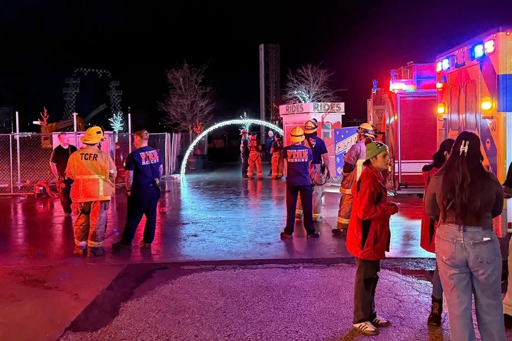 Du khách kể phút kinh hoàng khi bị treo úp ở độ cao 40m trên tàu lượn - 2 Du khách kể phút kinh hoàng khi bị treo úp ở độ cao 40m trên tàu lượn - 2