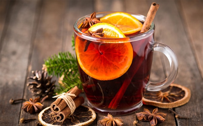 Vang nóng có vị cay và ngọt, thơm mùi quế và các loại lá gia vị khác. Ảnh: Harry&David