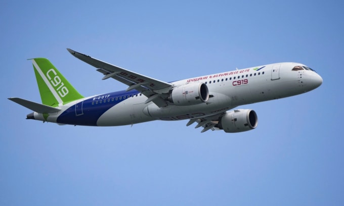 Máy bay C919 Trung Quốc biểu diễn tại Singapore Airshow 2024. Ảnh: AP