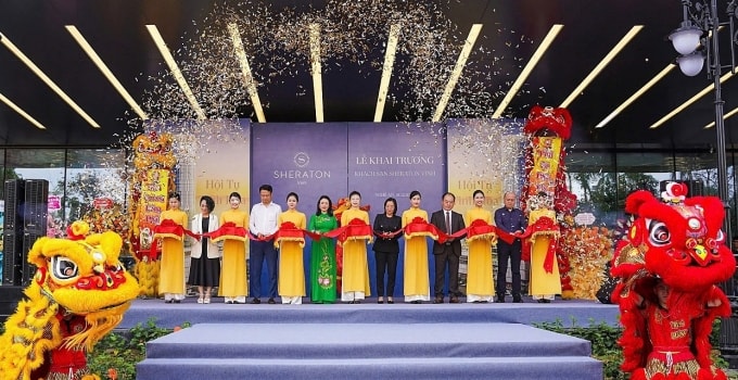 Đại diện Sheraton, Marriott Bonvoy và Vinpearl cắt băng khai trương. Ảnh: Sheraton Hotels & Resorts