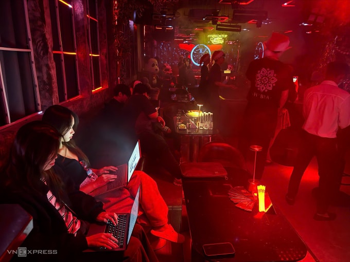 Minh Ngọc (bìa trái), 21 tuổi, ở phường Cầu Giấy đang làm việc tại quán bar ở phường Đống Đa, Hà Nội, ngày 20/12. Ảnh: Nga Thanh