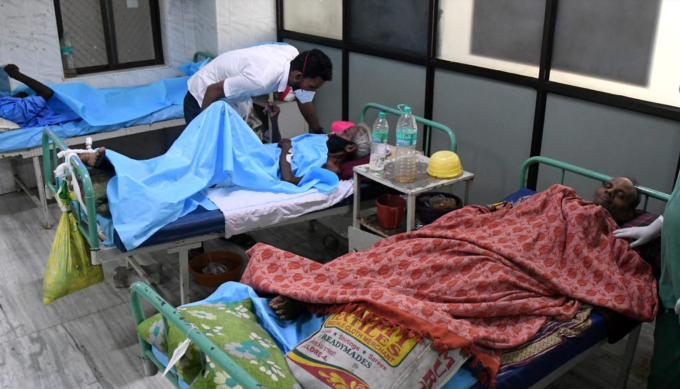 Những người già bị bỏ rơi được chăm sóc ở Viện Khoa học Y tế Belagavi, Ấn Độ. Ảnh: The Hindu