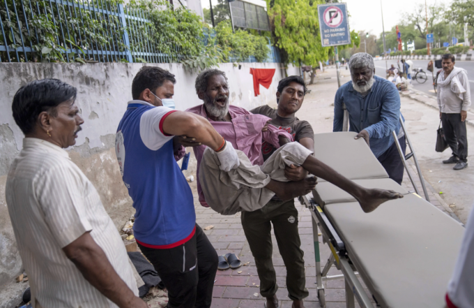 Một người già vô gia cư được hỗ trợ đưa về Saint Hardyal Educational and Orphans Welfare Society (SHEOWS), Ấn Độ. Ảnh: AP News