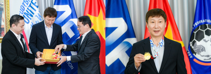 Đại diện PNJ và báo Tuổi Trẻ trao huy chương 33 chỉ vàng 24K cho HLV Kim Sang Sik. Ảnh: Nam Trần