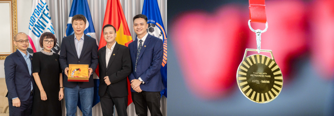 Đại diện PNJ, nhãn hàng ARTA by PNJ và HLV Kim Sang Sik chụp lưu niệm cùng huy chương. Ảnh: Nam Trần