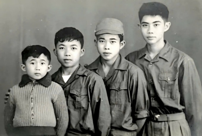 Từ trái sang: Trần Dũng Trọng - Trần Dũng Trình - Trần Dũng Triệu - Trần Dũng Trí, bốn con trai của giáo sư Trần Đại Nghĩa thời thanh thiếu niên. Ảnh: Gia đình cung cấp