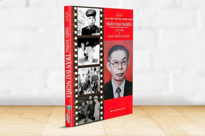 Ấn phẩm dày 240 trang, do NXB Lao Động và HanoiBooks phát hành. Ảnh: NXB cung cấp