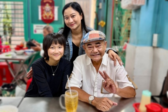 Diễn viên Việt Anh cùng con gái Phương Anh (trái) và vợ kiêm quản lý - Chân Chân - đi ăn sáng ở một quán phở, sáng 24/12. Ảnh: Nhân vật cung cấp