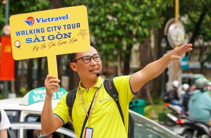 Hướng dẫn viên Vietravel trong một lần dẫn tour tham quan TP HCM. Ảnh: Vietravel