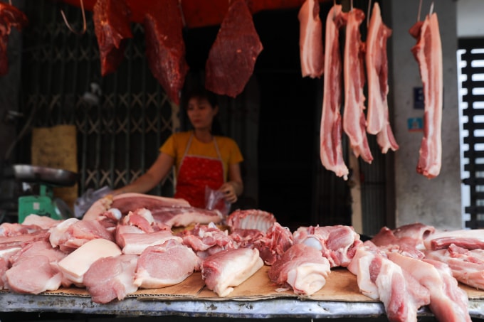 Người dân mua thịt heo ở khu chợ tại phường Phước Long (TP HCM). Ảnh: Quỳnh Trần