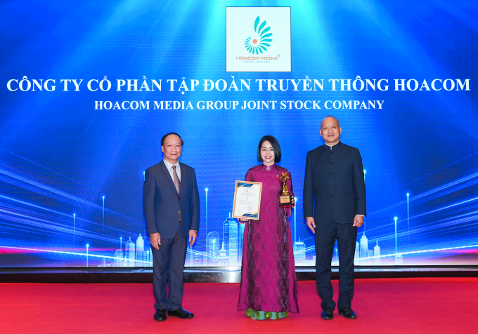 Bà Trần Thị Phương Hoa - CEO & Founder Hoacom Media nhận giải thưởng. Ảnh: Hoacom Media