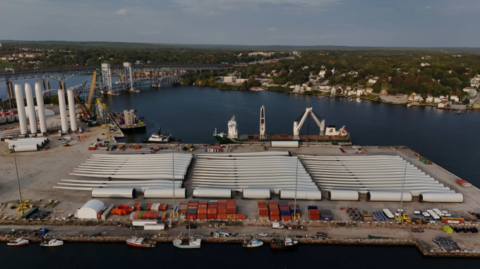 Linh kiện turbin của trang trại điện gió Revolution Wind được tập kết trên bến tàu ở New London, Connecticut, vào tháng 9. Ảnh: Reuters