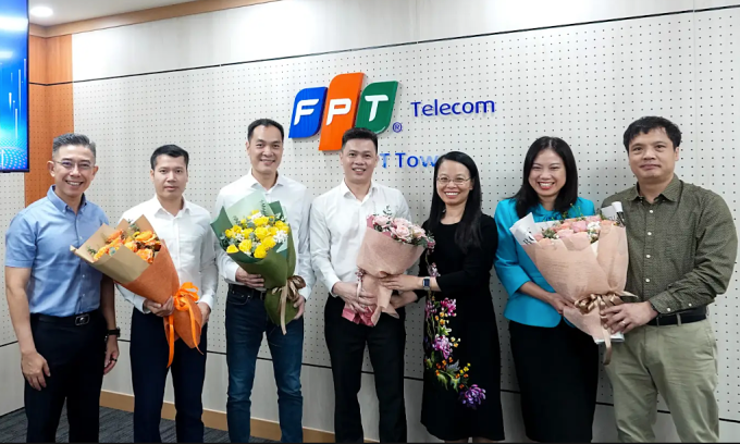 Các thành viên mới HĐQT FPT Telecom, trong đó ông Nguyễn Trọng Trung (thứ hai từ trái), ông Nguyễn Hoàng Linh (từ ba từ trái), ông Võ Mạnh Cường (thứ 4 từ trái) và thành viên BKS Lưu Nguyễn Kim Thoa (thứ hai từ phải). Ảnh: FTel