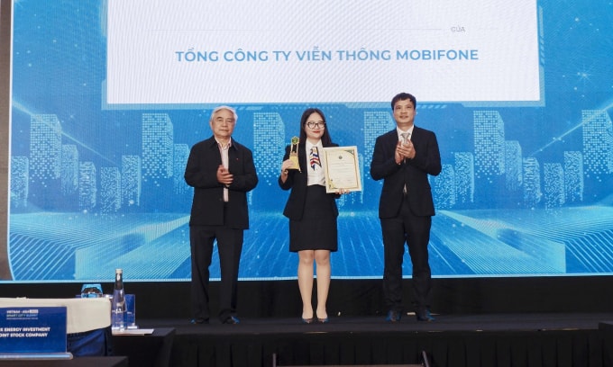 Đại diện MobiFone nhận giải thưởng. Ảnh: MobiFone