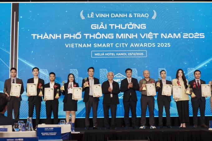 Các đại diện của mobiOn tại lễ trao giải. Ảnh: MobiFone