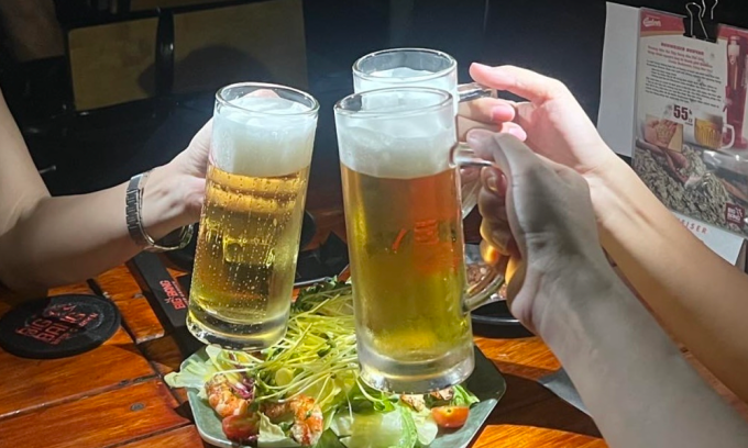 Không chỉ rượu mà bia đều có khả năng gây ra tác hại tương đương với gan khi uống quá nhiều. Ảnh: Ngọc Phạm