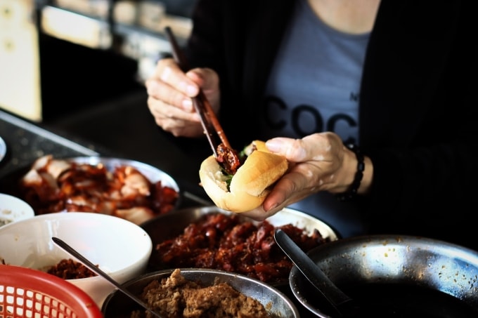Bánh mì thường được kẹp nhiều nguyên liệu. Ảnh: Minh Thảo