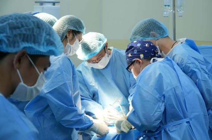 BS.CK2 Trương Công Dũng và êkíp phẫu thuật bệnh nhân. Ảnh: Bác sĩ cung cấp