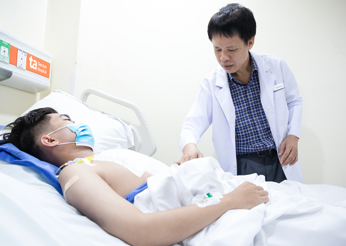 Bác sĩ Vĩnh kiểm tra sức khỏe cho người bệnh sau khi phẫu thuật thành công. Ảnh: Bệnh viện cung cấp