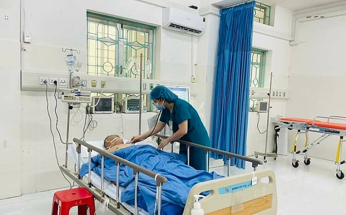 Bác sĩ điều trị bệnh nhân. Ảnh: Bệnh viện cung cấp